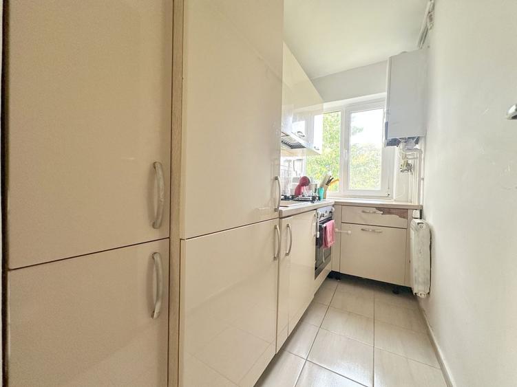 Apartament cu 3 camere semidecomandat, mobilat în Circumvalațiunii