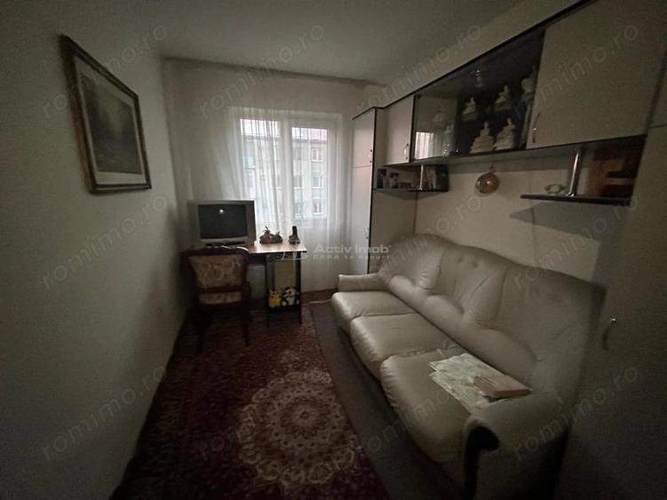 Apartament cu 3 camere semidecomandat în Central