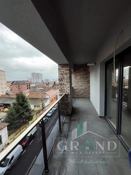 Apartament cu 3 camere semidecomandat, mobilat în Semicentral