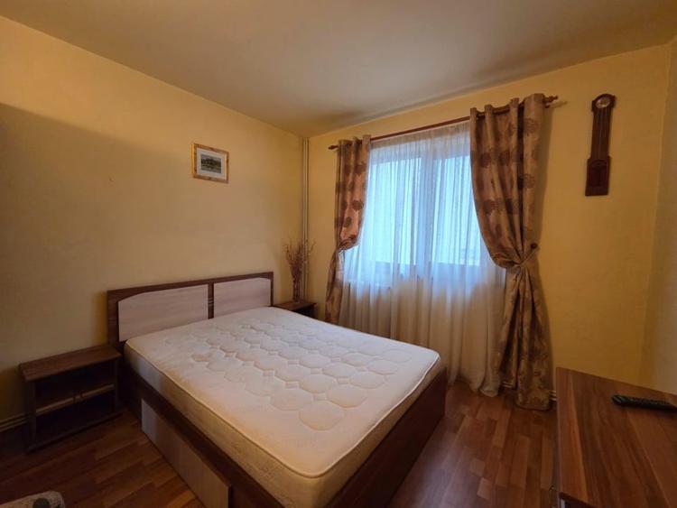 Apartament cu 3 camere semidecomandat, mobilat în Alexandru cel Bun