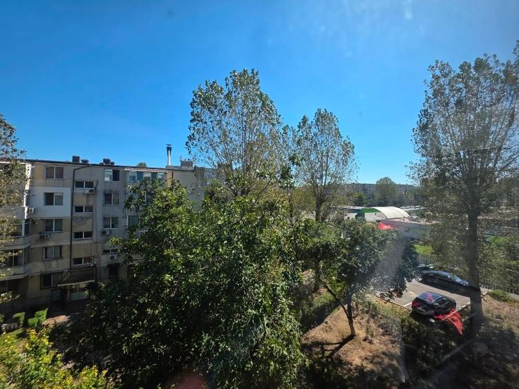 Apartament cu 3 camere semidecomandat, mobilat în Far