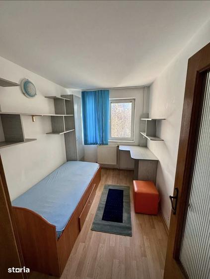 Apartament cu 3 camere în Podu Roș