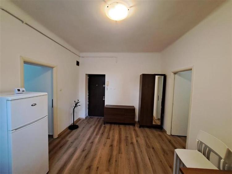 Apartament cu 2 camere semidecomandat, mobilat în Central