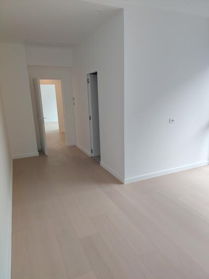 Apartament cu 3 camere semidecomandat în Aviației