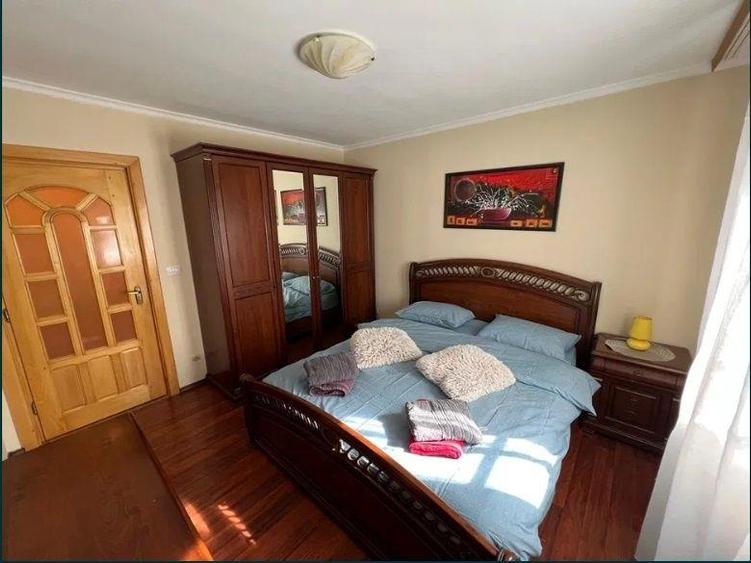 Apartament cu 3 camere semidecomandat, mobilat în Podu Roș