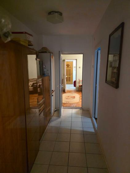 Apartament cu 3 camere semidecomandat în Exterior Vest