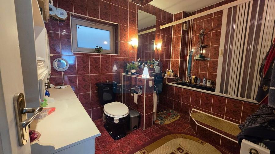 Casă cu 8 camere cu Canalizare în Central