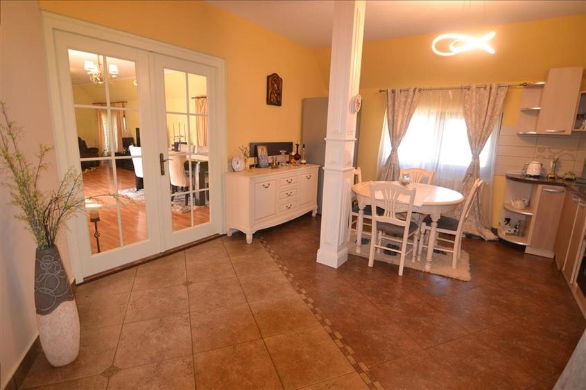 Casă individuală cu 7 camere cu Teren 1723 Mp în Hărman