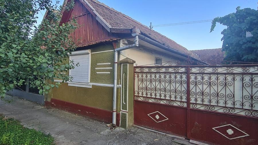 Casă cu 4 camere în Apateu
