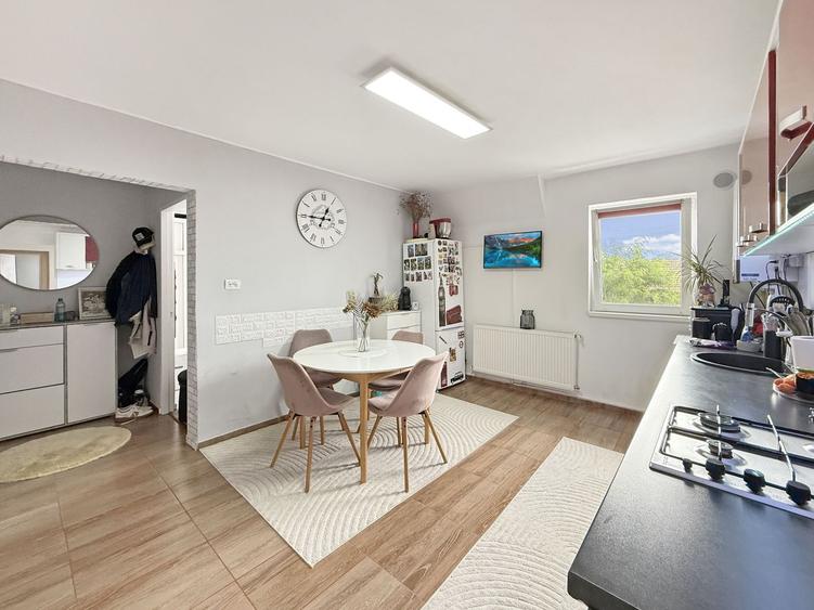 Apartament cu 3 camere semidecomandat, mobilat în Lipovei