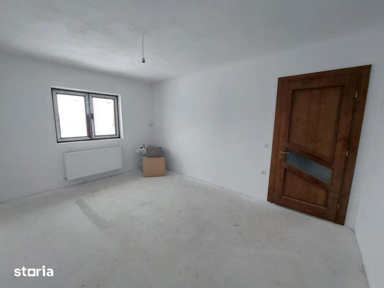 Casă cu 4 camere decomandat cu Teren 710 Mp în Poplaca