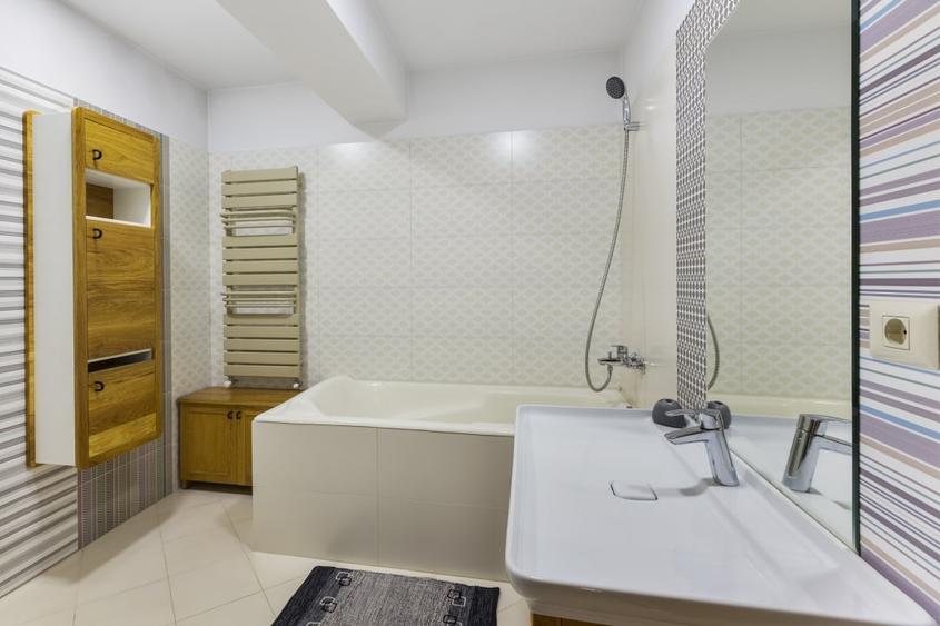 Casă individuală cu 11 camere cu Canalizare în Faleza Nord