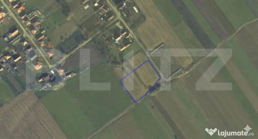Teren de 4400 mp, în Est