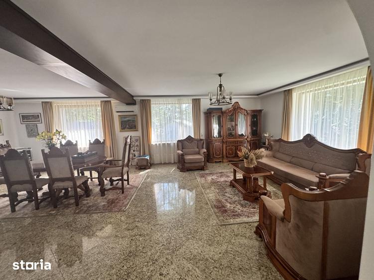 Casă cu 8 camere cu Teren 4750 Mp în Central