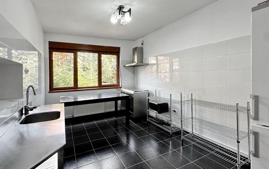 Casă individuală cu 7 camere cu Canalizare în Centrul Istoric