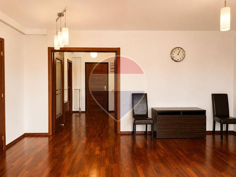 Apartament cu 3 camere semidecomandat, mobilat în P-ta Presei Libere