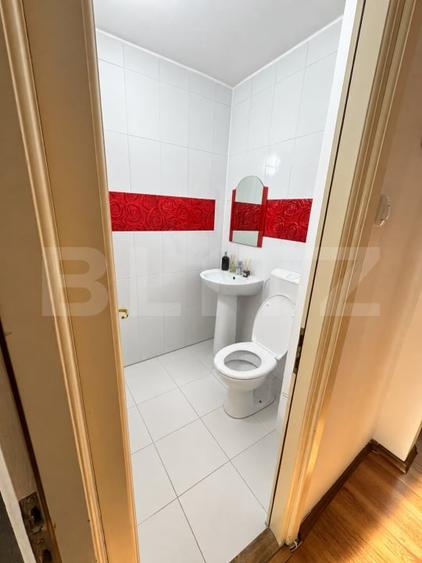 Apartament cu 3 camere semidecomandat, mobilat în Central