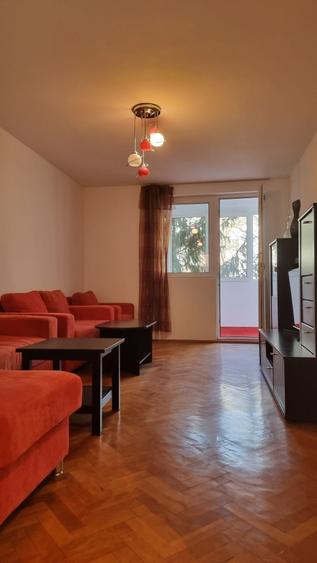 Apartament cu 3 camere decomandat în Roșu