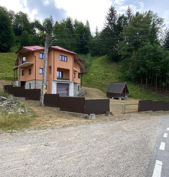 Casă cu 5 camere cu Teren 6060 Mp în Potoci