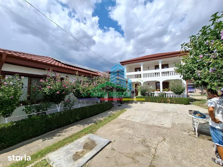 Casă cu 7 camere cu Teren 2428 Mp în Central