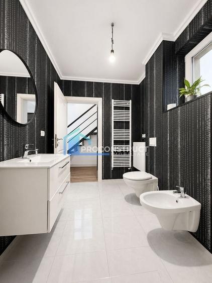 Casă individuală cu 5 camere cu Canalizare în Plopi