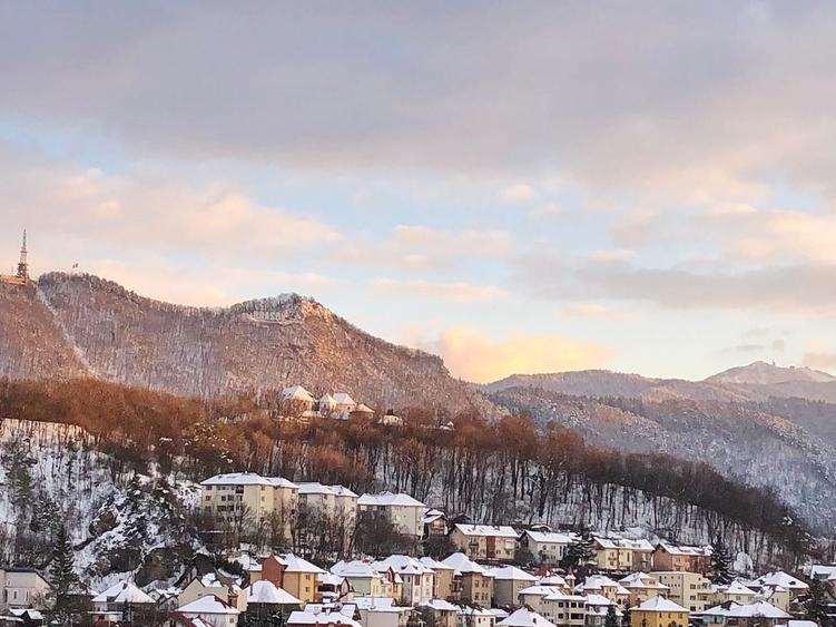 Penthouse cu 5 camere decomandat, mobilat în Blumăna