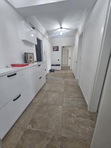 Apartament cu 3 camere decomandat în Olteni
