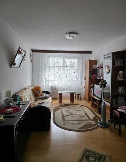 Apartament cu 3 camere semidecomandat în Crângași