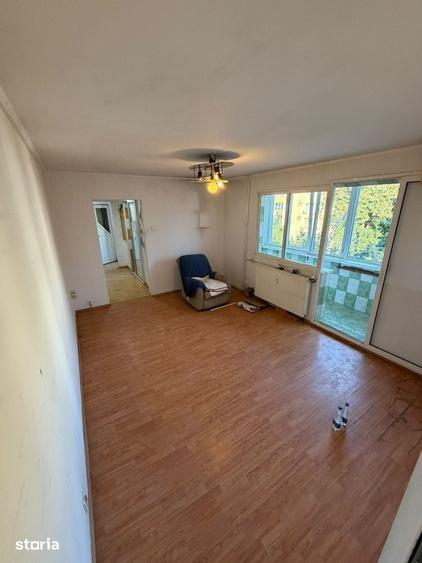 Apartament cu 4 camere semidecomandat, mobilat în Militari