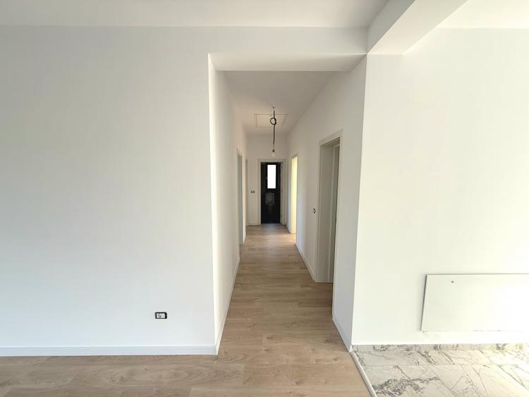 Casă individuală cu 4 camere cu Garaj în Primăverii