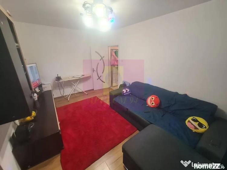 Apartament cu 3 camere semidecomandat în Cuza