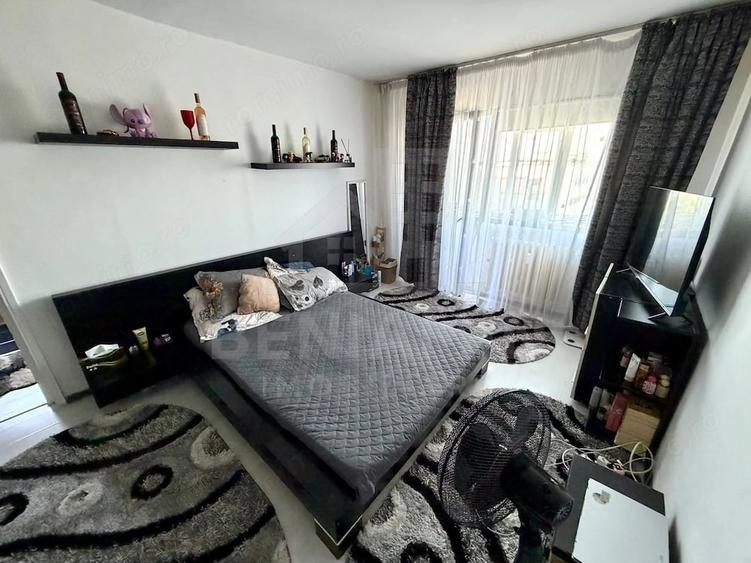 Apartament cu 3 camere semidecomandat în Calea București