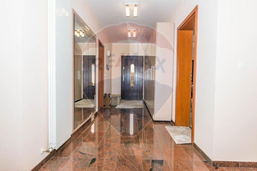 Casă individuală cu 6 camere cu Teren 1071 Mp în Central
