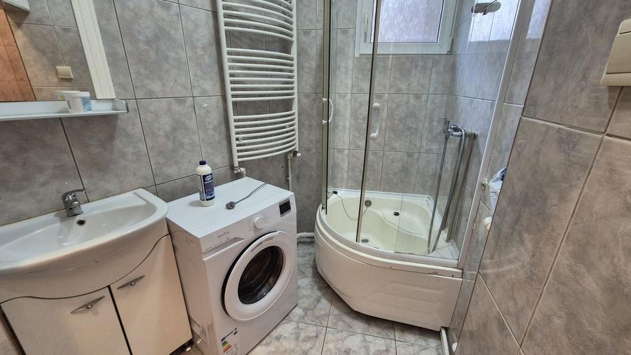 Apartament cu 3 camere semidecomandat în Universitate