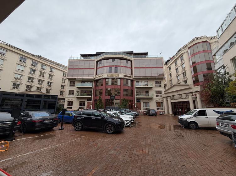 Apartament cu 3 camere semidecomandat în Herăstrău