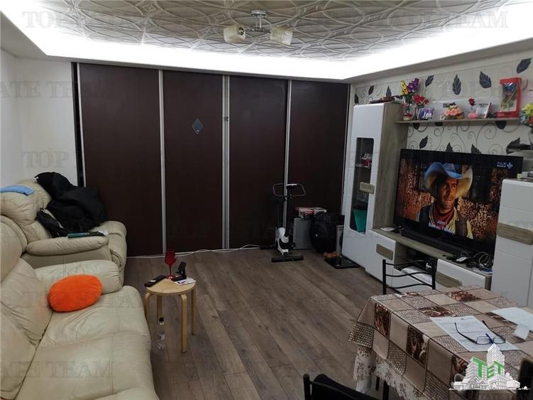 Apartament cu 2 camere decomandat în 1 Decembrie