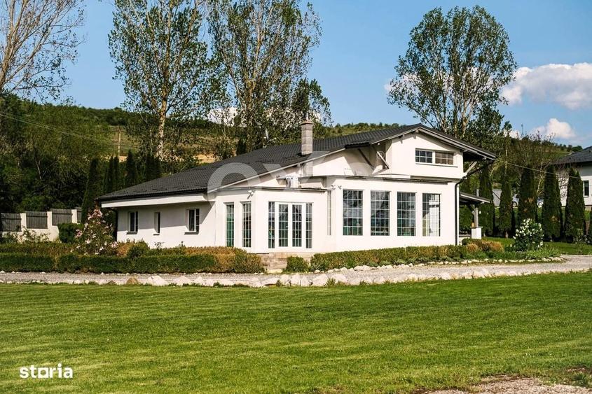 Casă cu 4 camere cu Teren 5000 Mp în Micești