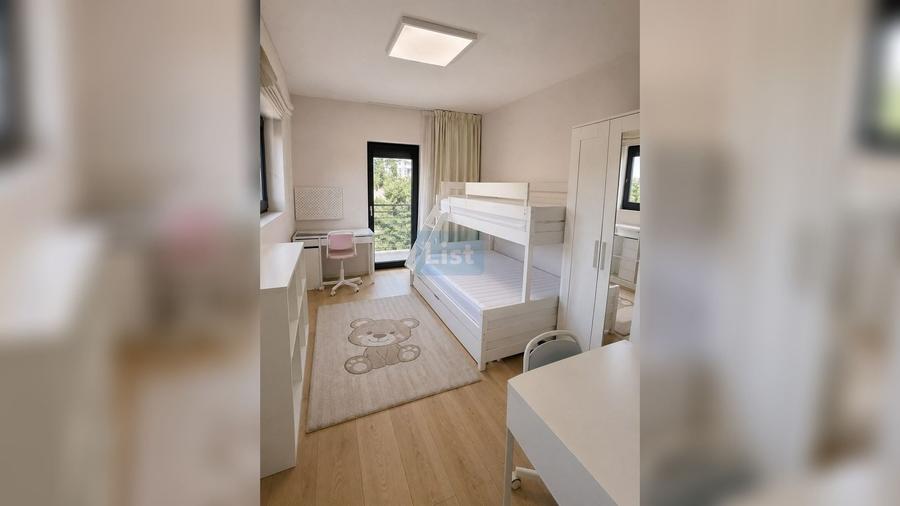 Apartament cu 3 camere semidecomandat în Borhanci