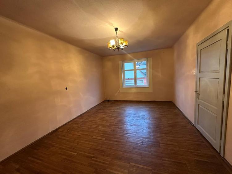 Apartament cu 3 camere semidecomandat în Central
