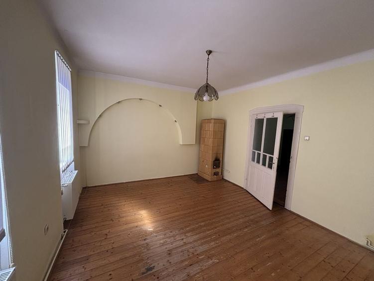 Casă cu 3 camere cu Teren 208 Mp în Central