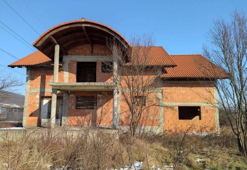 Casă cu 4 camere în Viișoara