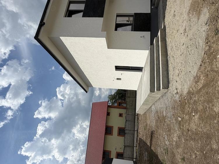 Casă cu 5 camere cu Teren 450 Mp în Bradu