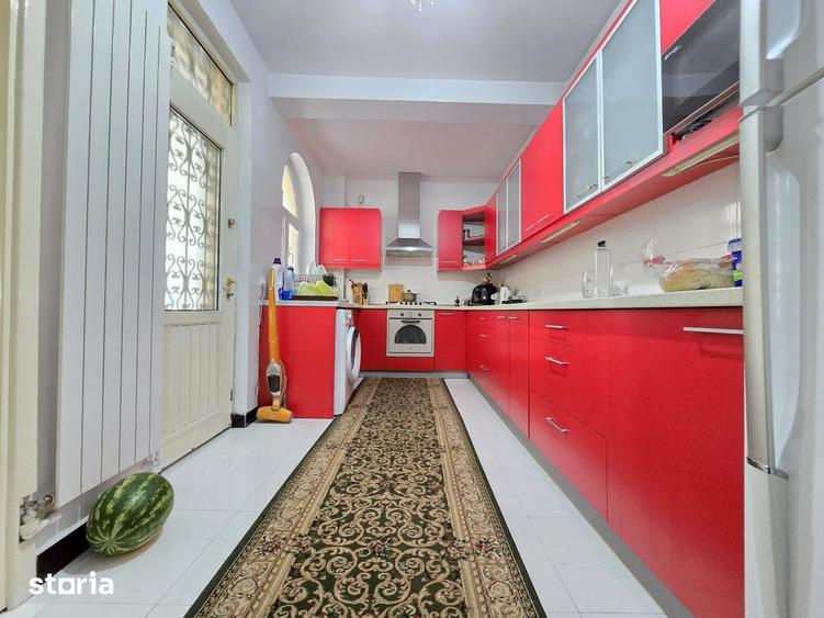 Casă cu 6 camere cu Teren 261 Mp în Eminescu