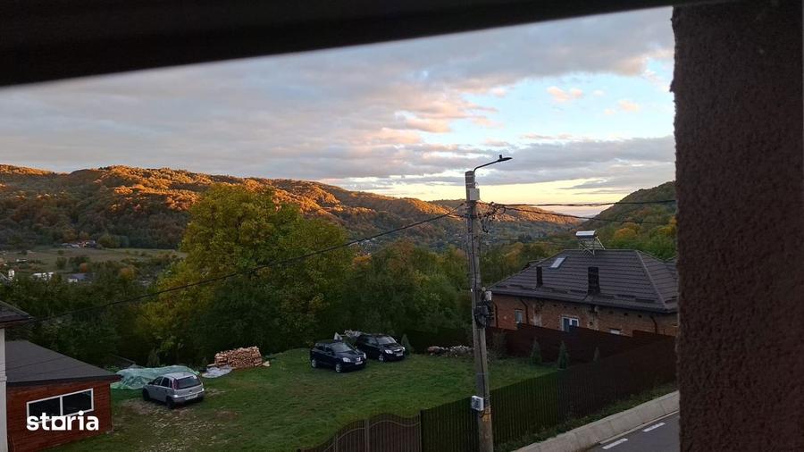 Casă cu 6 camere semidecomandat cu Teren 1400 Mp în Central