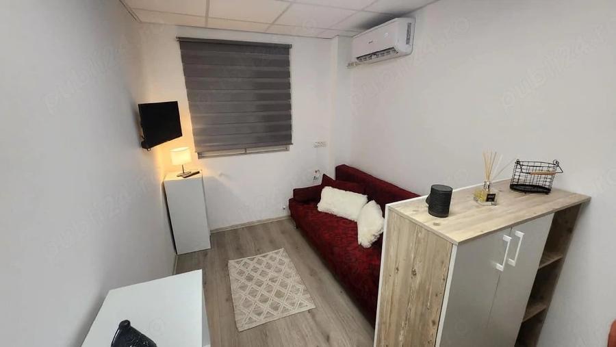 Garsonieră decomandată în Vest
