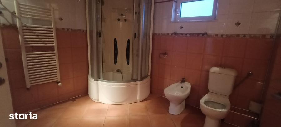 Casă cu 7 camere cu Teren 400 Mp în Dobroești