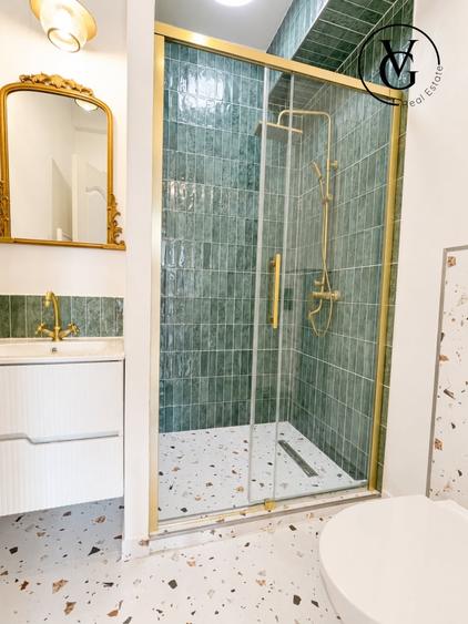 Apartament cu 5 camere semidecomandat, mobilat în P-ța Universității