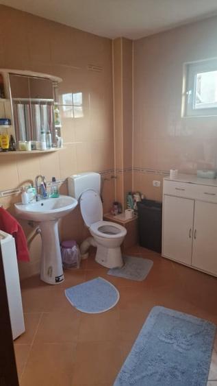 Casă individuală cu 5 camere cu Canalizare în Roșu