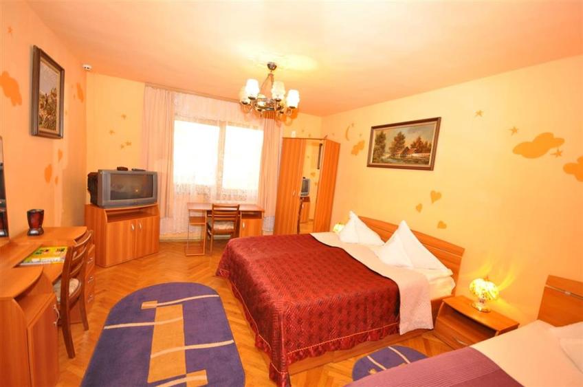 Casă cu 12 camere cu Teren 672 Mp în Noua