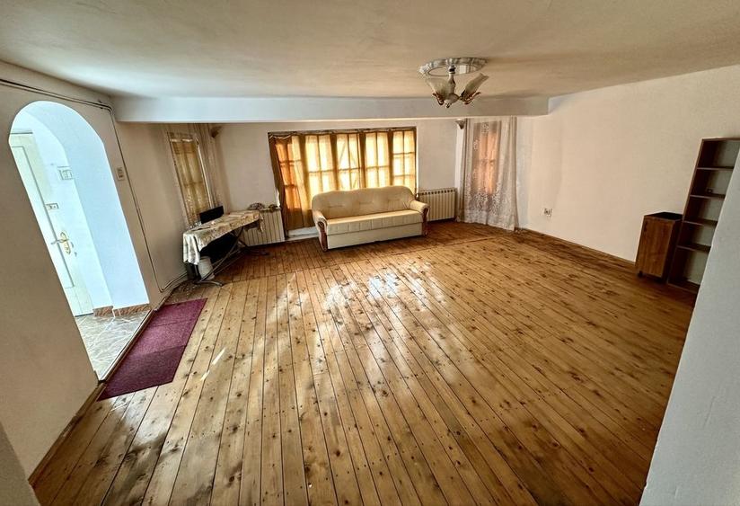 Casă cu 4 camere cu Teren 667 Mp în Central